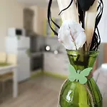 شقة Art In *